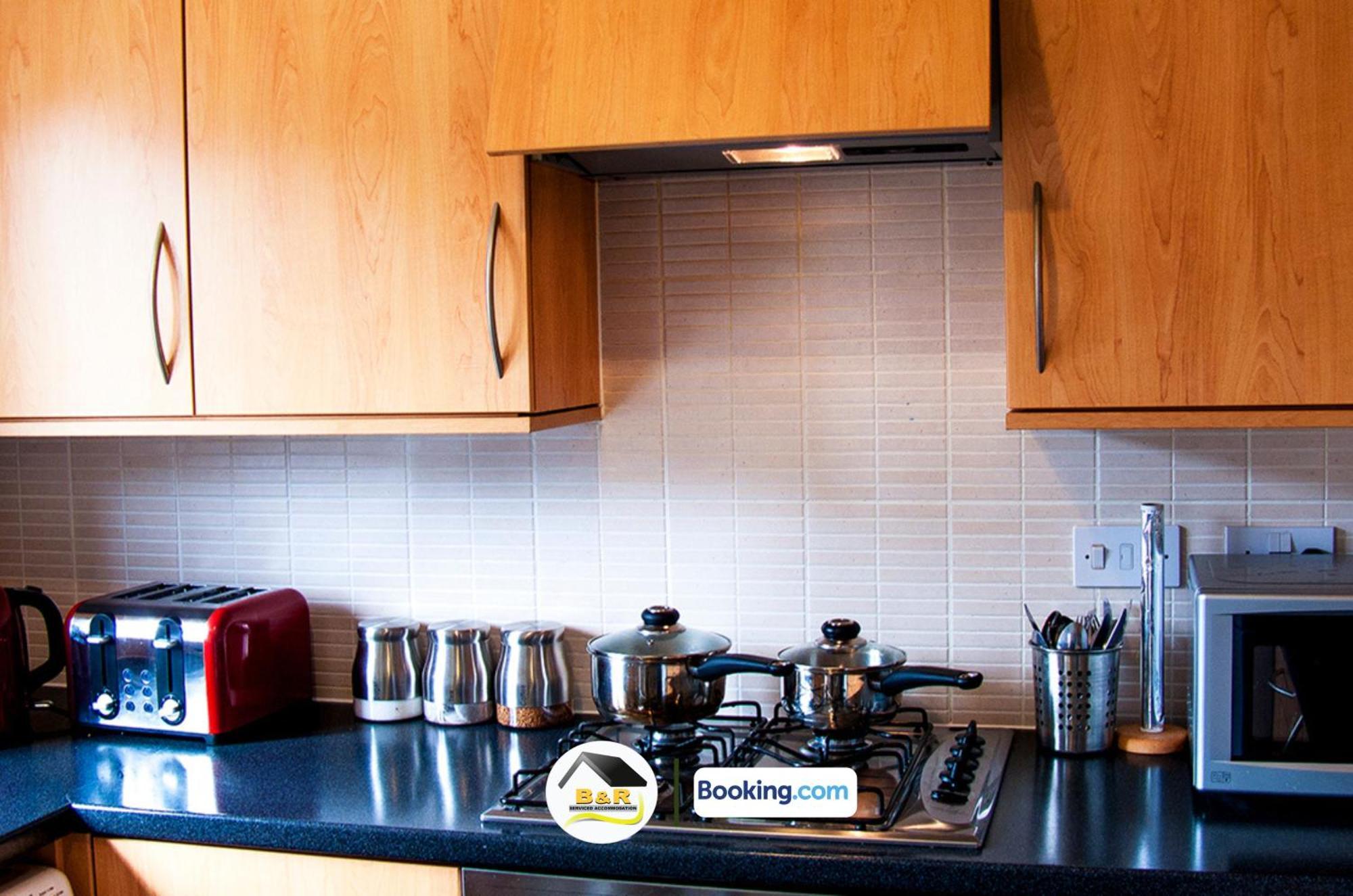 3 Bedroom House By B And R Serviced Accommodation Amesbury With Super Fast Wi-Fi 145Mbps ภายนอก รูปภาพ