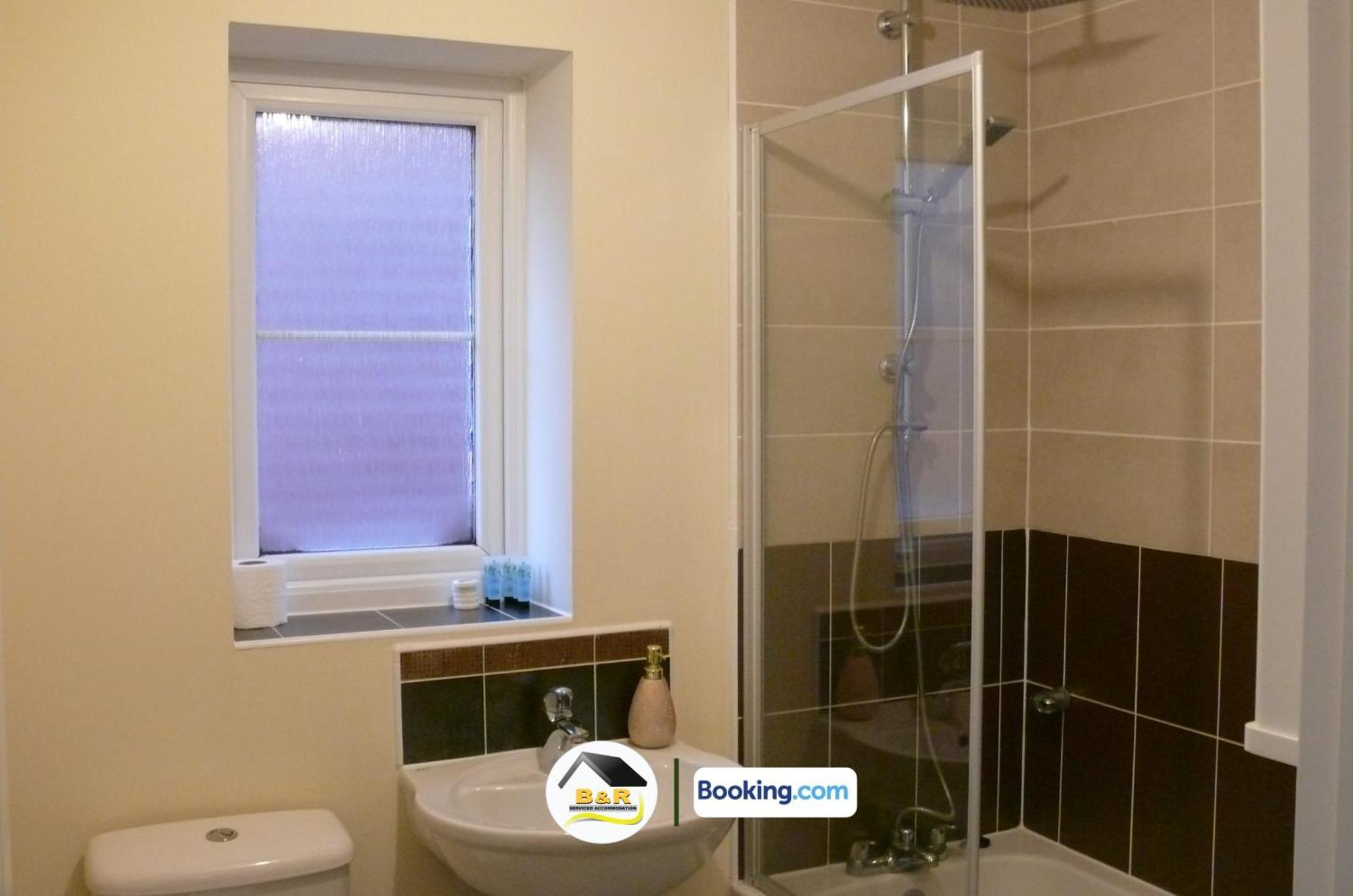 3 Bedroom House By B And R Serviced Accommodation Amesbury With Super Fast Wi-Fi 145Mbps ภายนอก รูปภาพ