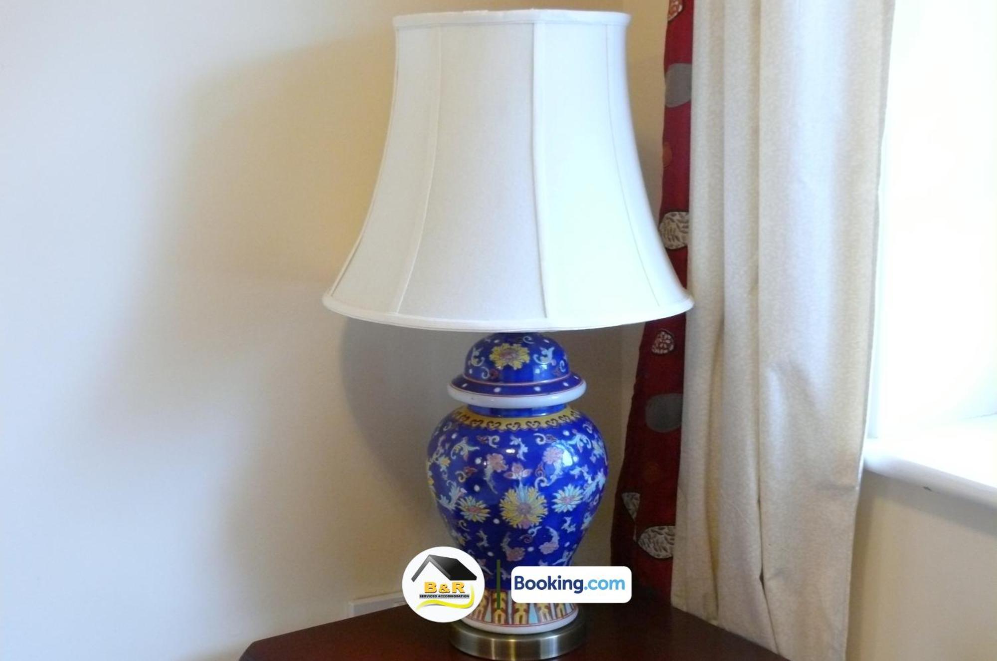 3 Bedroom House By B And R Serviced Accommodation Amesbury With Super Fast Wi-Fi 145Mbps ภายนอก รูปภาพ