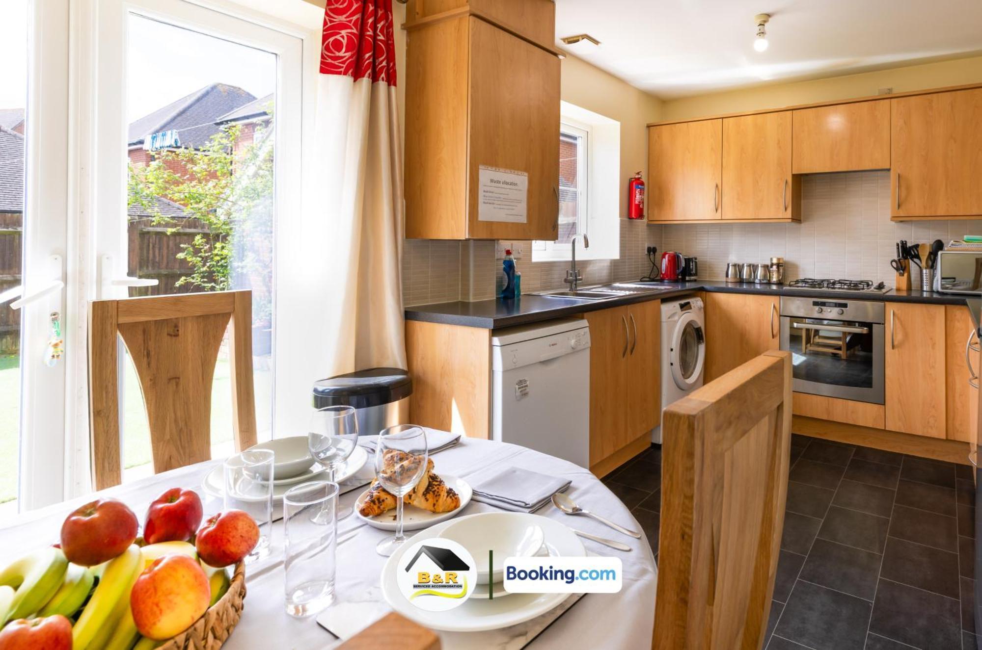 3 Bedroom House By B And R Serviced Accommodation Amesbury With Super Fast Wi-Fi 145Mbps ภายนอก รูปภาพ