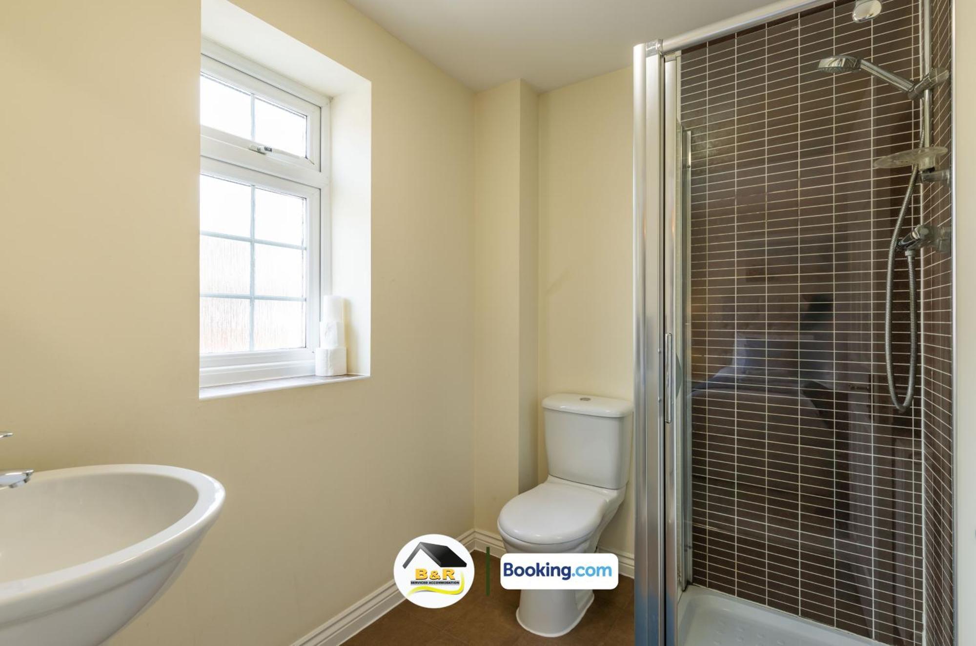 3 Bedroom House By B And R Serviced Accommodation Amesbury With Super Fast Wi-Fi 145Mbps ภายนอก รูปภาพ